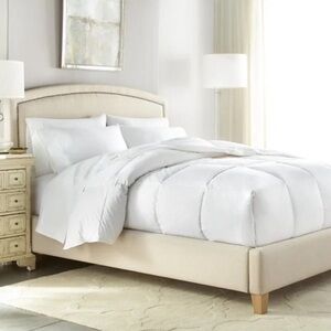 Like new Downlite Queen Goose Down Comforter